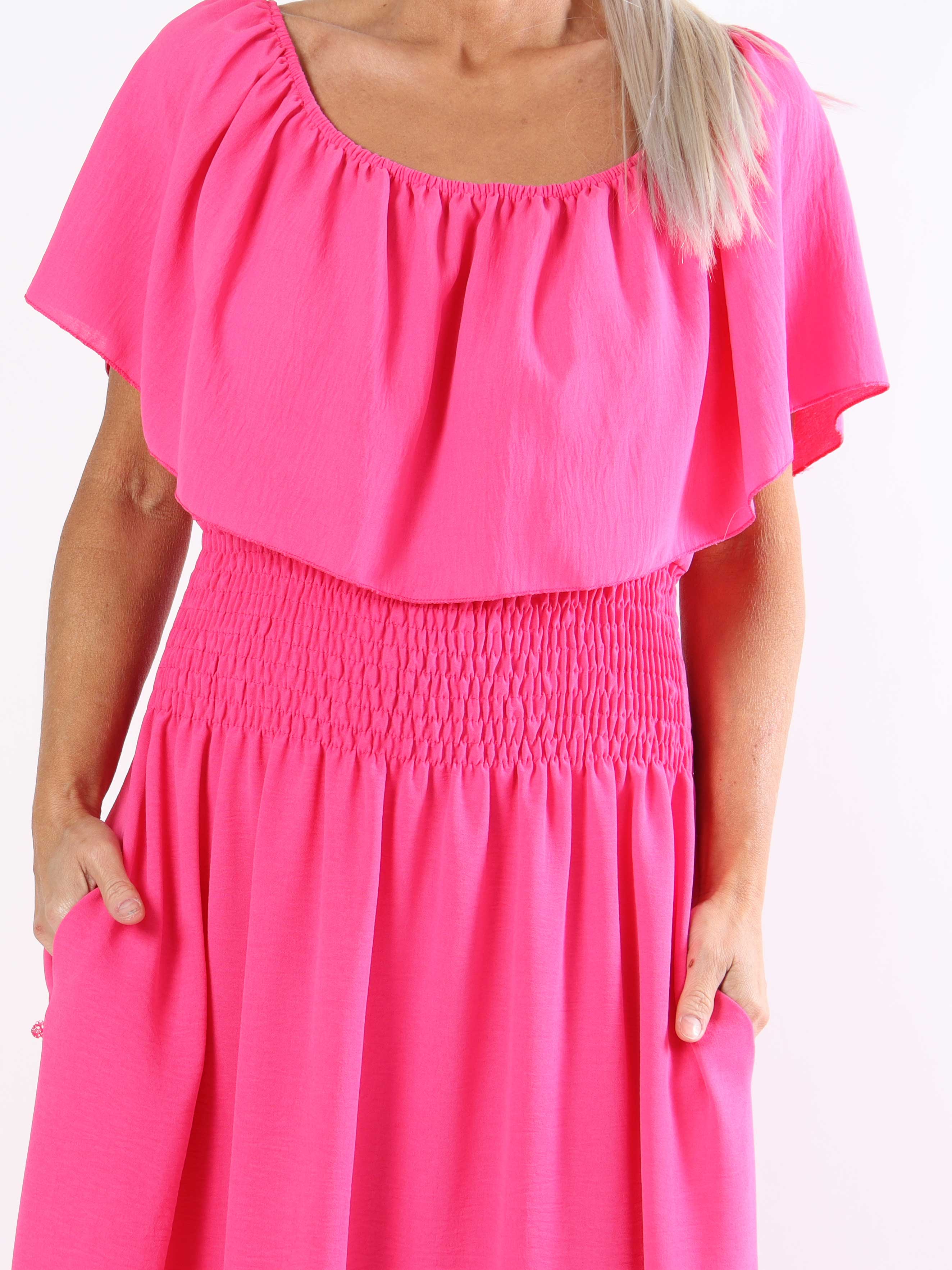 Rachel - Lång plus size-klänning med fickor och volang i nederkanten